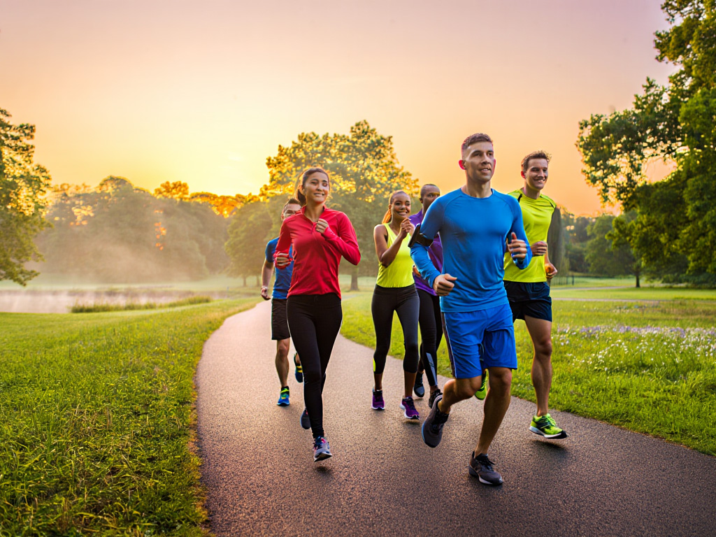 Groep joggers bij zonsopgang in een park